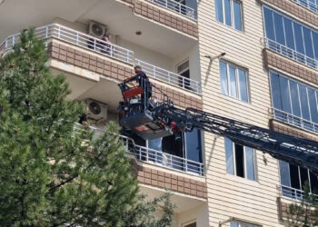 Apartmandaki yangında 3 çocuk, 6 kişi dumandan etkilendi