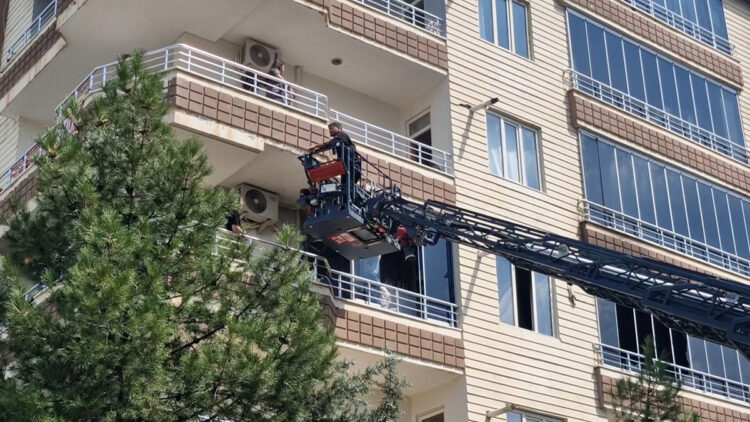 Apartmandaki yangında 3 çocuk, 6 kişi dumandan etkilendi