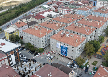 Sultangazi’de kentsel dönüşüm çalışmaları sürüyor: Mavi Evler Sitesi’nde yıkım başladı