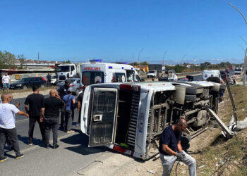 Yolcu minibüsü elektrik direğine çarptı; 1’i bebek 3 yaralı