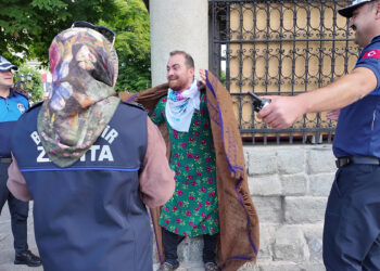 Dilenci kılığına giren tiyatrocudan zabıtalara sürpriz kutlama