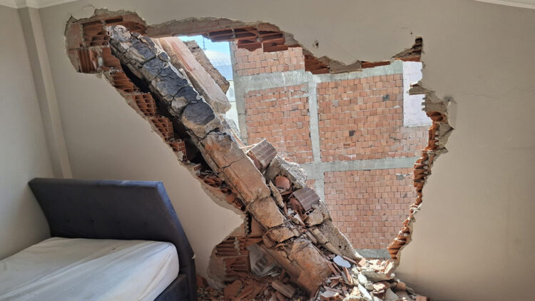 Zeytinburnu'nda yıkım sırasında yan dairenin duvarı çöktü: "Kardeşim geç uyansaydı, üstüne gelebilirdi"