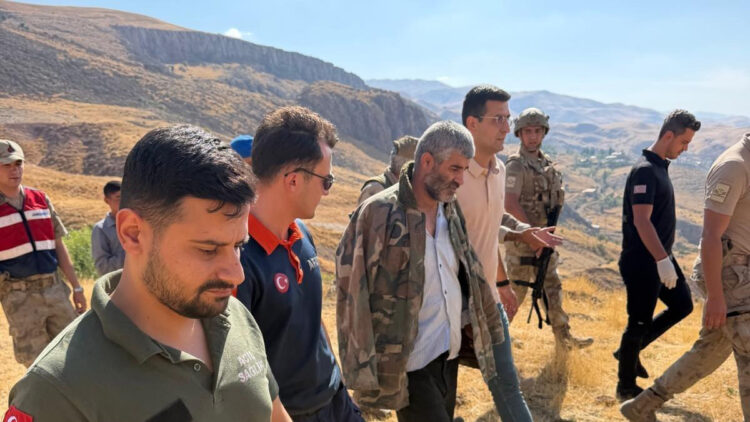 Kayıp zihinsel engelli, 5 saat sonra kayalıklarda bulundu