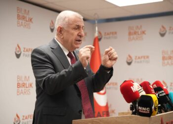 Ümit Özdağ: “Foncular dışarıda dolaşmaya devam ederken gazeteciler tutuklanıyor”