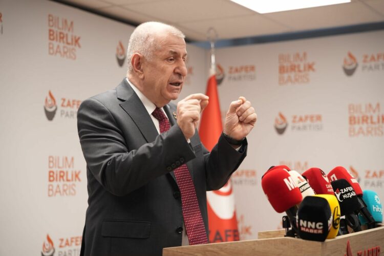 Ümit Özdağ: “Foncular dışarıda dolaşmaya devam ederken gazeteciler tutuklanıyor”