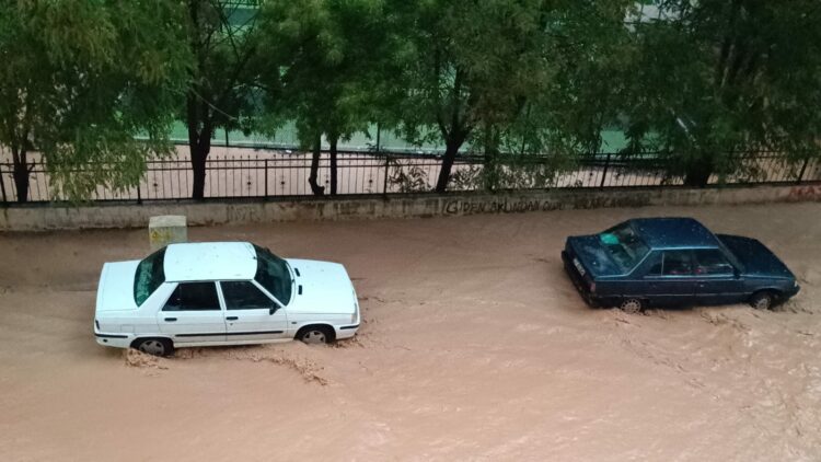 Adıyaman'da şiddetli sağanak! Yol çöktü, ev ve iş yerlerini su bastı
