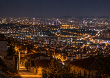 Mamak yokuşları ve geceleyin ışıl ışıl parıldayan şehir