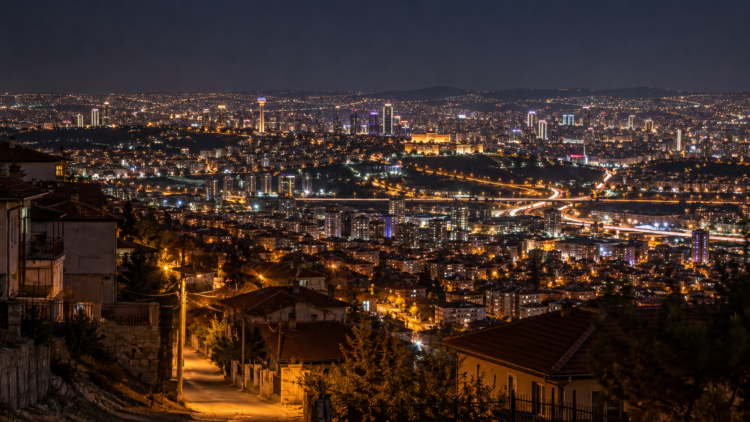 Mamak yokuşları ve geceleyin ışıl ışıl parıldayan şehir