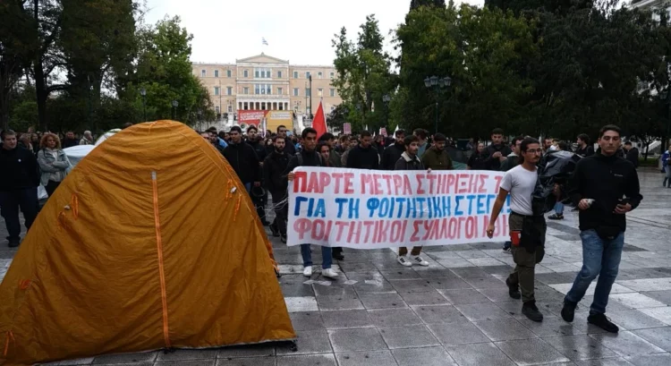 Avrupa'da protestolar Yunanistan'a uzandı! Atina'da 10 bin kişi sokakta: Eğitim ve geçim sıkıntısı tepkisi