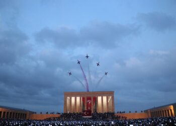 Cumhuriyet Bayramı’nda Türk Yıldızları'ndan Anıtkabir’de saygı uçuşu