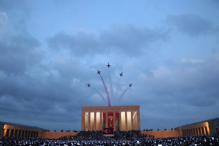 Cumhuriyet Bayramı’nda Türk Yıldızları'ndan Anıtkabir’de saygı uçuşu