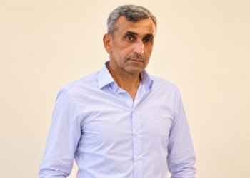 Çöken merdivenin altında kalan inşaat ustası toprağa verildi
