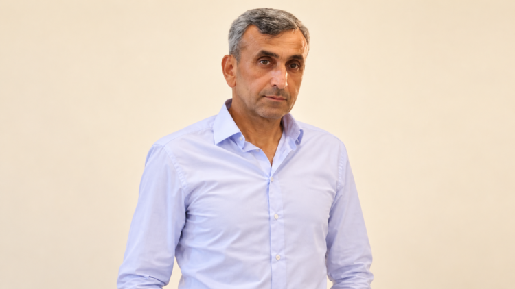 Çöken merdivenin altında kalan inşaat ustası toprağa verildi