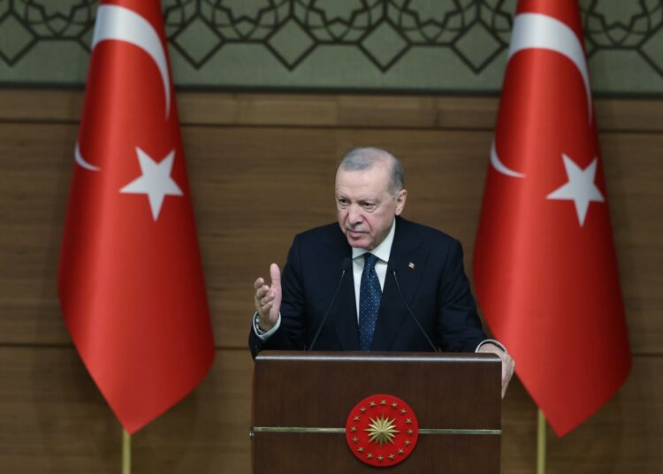 Erdoğan'dan Muhtarlar Günü'nde sert mesaj: Bizimle uğraşmaya devam edecekler!