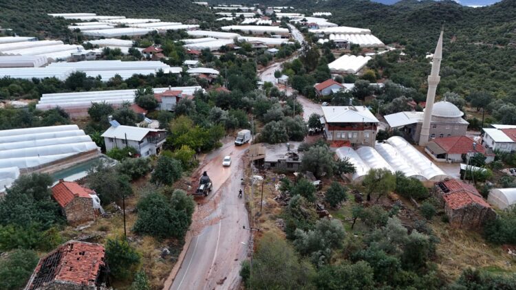 Antalya'da sel felaketi! Demre'de yollar göle döndü, çok sayıda araç mahsur kaldı