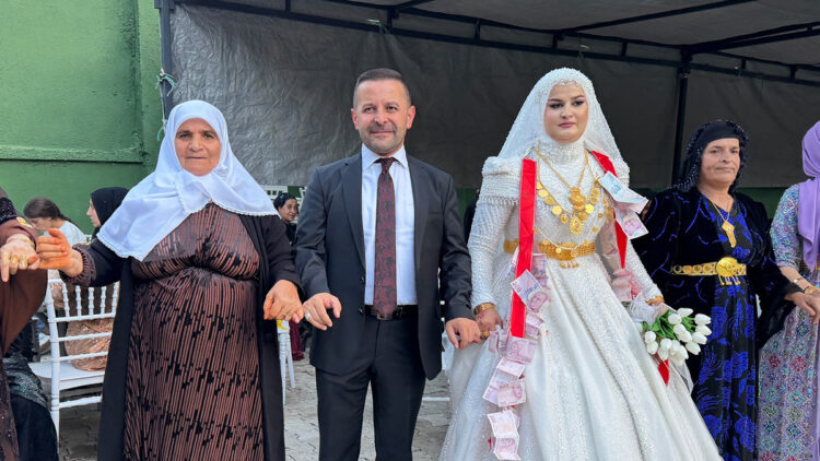 Şemdinli’de düğünlerde altın geleneğine sınır talebi: En fazla 11 altın takılması çağrısı yapıldı