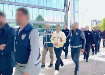 Firma kıyafeti giyip iş makinesiyle yer altındaki kabloları çalan 6 şüpheli tutuklandı