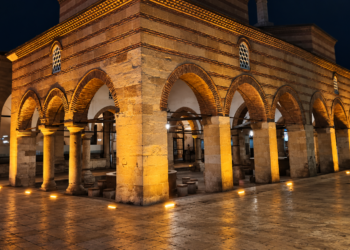 “Mehmet Akif'in Millî Mücadele'ye seslendiği tarihî mekân: Kastamonu Nasrullah Camii gece ışıklarıyla büyülüyor”