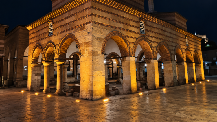 “Mehmet Akif'in Millî Mücadele'ye seslendiği tarihî mekân: Kastamonu Nasrullah Camii gece ışıklarıyla büyülüyor”