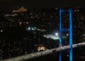 İstanbul Boğazı’ndaki köprüler turkuaz renge büründü