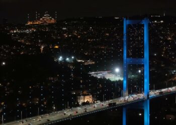 İstanbul Boğazı’ndaki köprüler turkuaz renge büründü