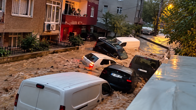 İstanbul'da sel felaketi! Sarıyer Ayazağa'da araçlar sulara kapıldı