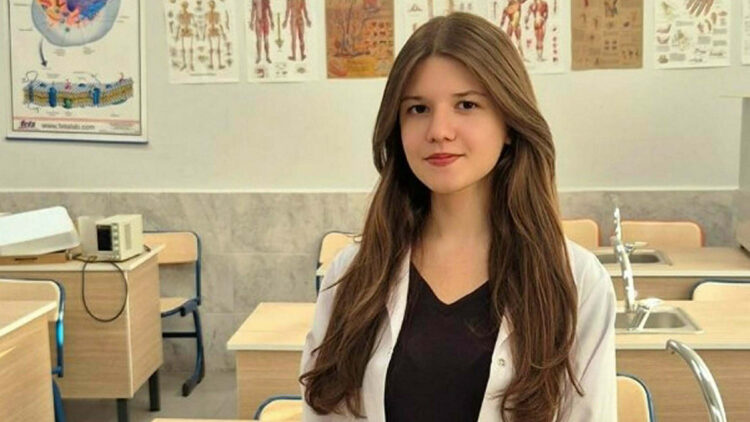 Lise öğrencisi Ece Defne'nin bilimsel araştırması tıp dergisinde yayımlandı