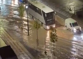 Malatya'da şiddetli sağanak! Yollar göle döndü, araçlar mahsur kaldı