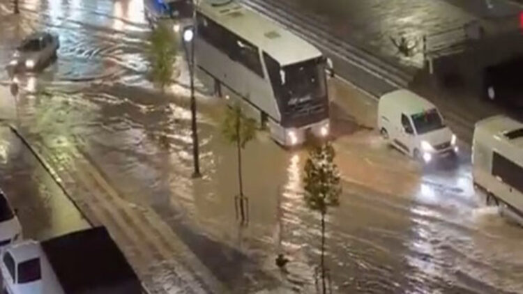 Malatya'da şiddetli sağanak! Yollar göle döndü, araçlar mahsur kaldı