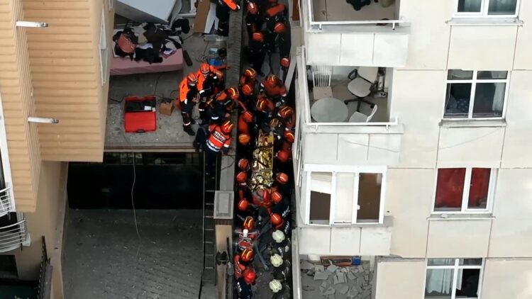 Maltepe’de çöken binada son durum: 11 kişi çıkarıldı, 3 kişi enkaz altında