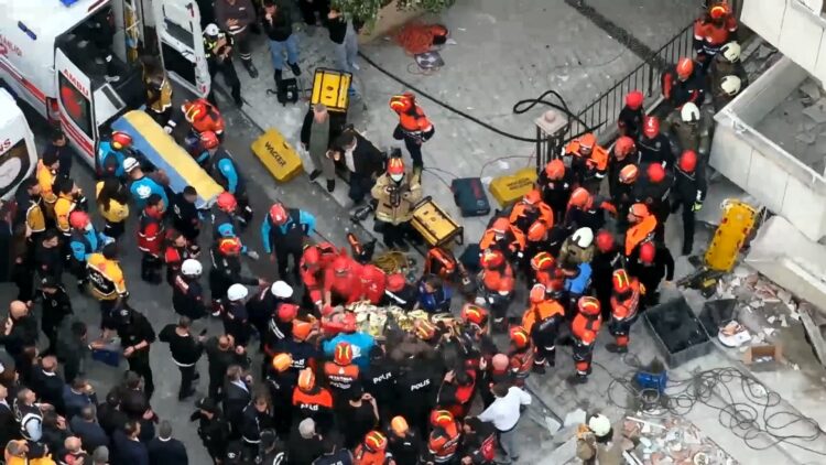 Maltepe'de çöken binada can kaybı 2'ye yükseldi