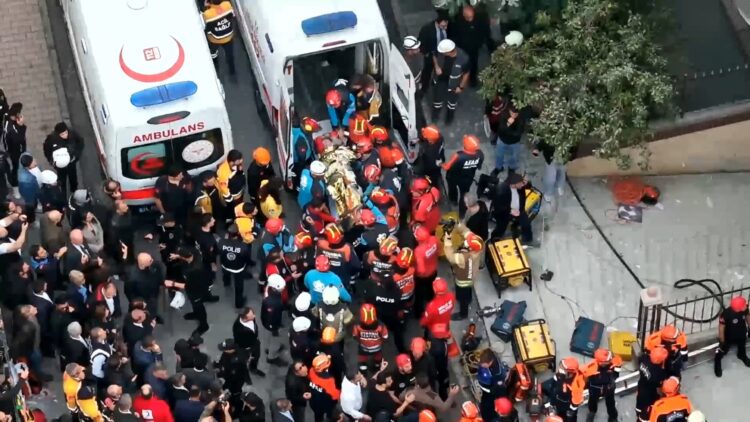 Çöken binanın mimarı ve şantiye şefi gözaltına alındı