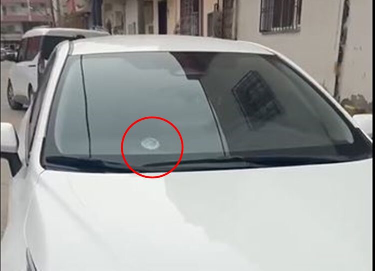 Mardin’de park halindeki otomobile yorgun mermi isabet etti