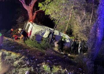 Antalya’da dağcıları taşıyan minibüs şarampole devrildi: 15 yaralı!