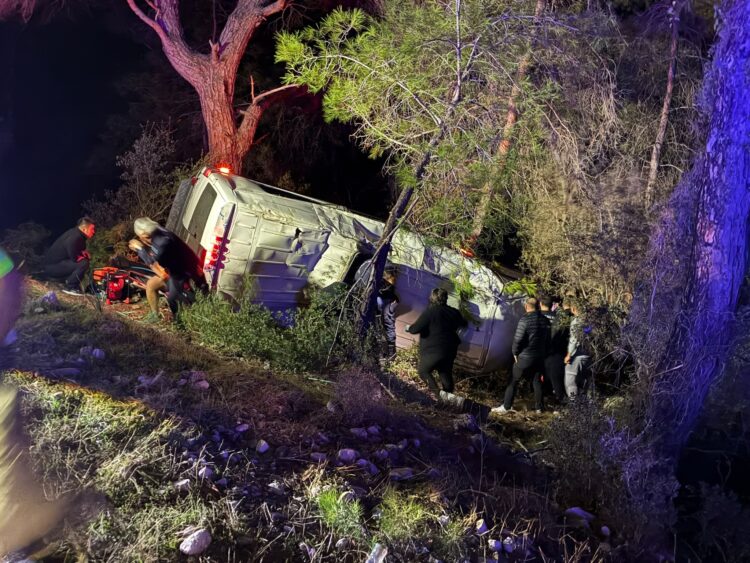 Antalya’da dağcıları taşıyan minibüs şarampole devrildi: 15 yaralı!