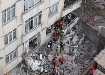 Maltepe'de 6 katlı bina çöktü
