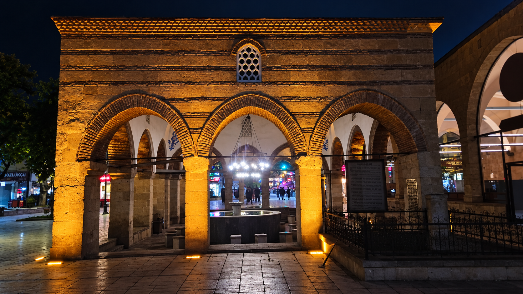 “Mehmet Akif'in Millî Mücadele'ye seslendiği tarihî mekân: Kastamonu Nasrullah Camii gece ışıklarıyla büyülüyor”
