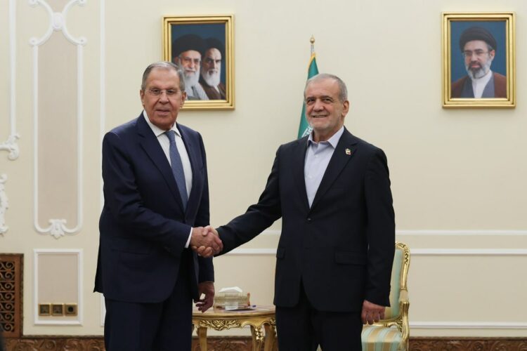 İran Cumhurbaşkanı Pezeşkiyan'dan ABD'ye sert suçlama! Lavrov ile görüşmesinde dikkat çeken mesaj