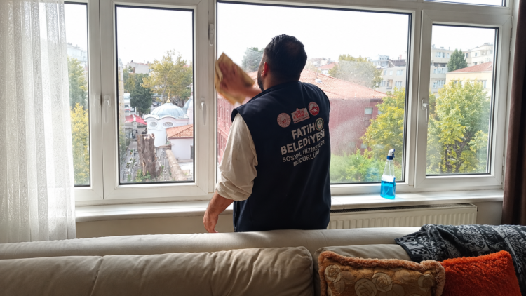 Fatih’te yaşlılara evde temizlik ve kişisel bakım desteği