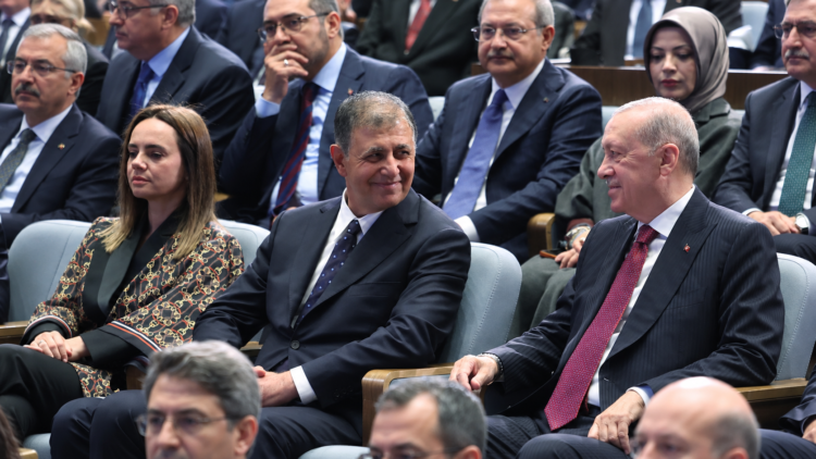 İzmir’de siyasi deprem: Cemil Tugay AK Parti’ye geçti