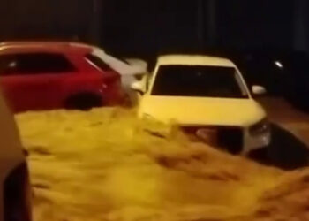 Sakarya’da şiddetli sağanak yolu kapattı