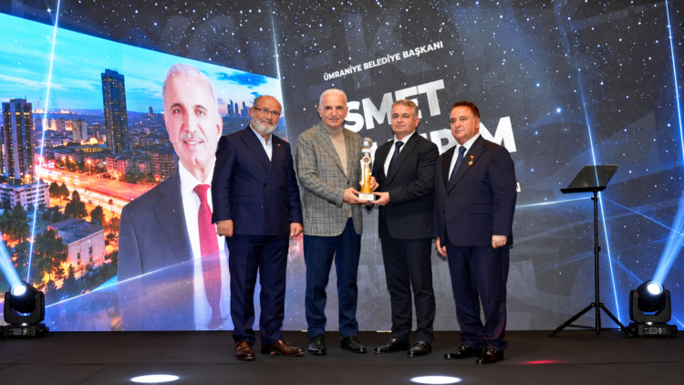 Ümraniye Belediye Başkanı İsmet Yıldırım’a ‘İstanbul’da Yılın Belediye Başkanı’ ödülü