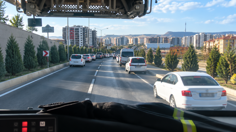 Mardin’de sürücüler, itfaiye aracına ‘fermuar yöntemiyle’ yol verdi