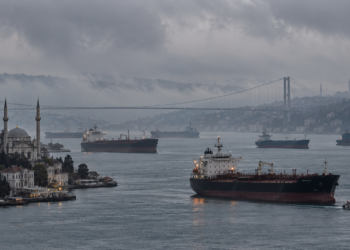 İstanbul Boğazı'nda gemi trafiği askıya alındı