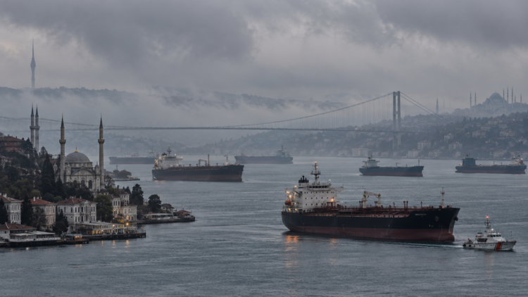 İstanbul Boğazı'nda gemi trafiği askıya alındı
