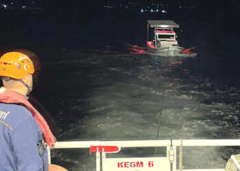 Çanakkale Boğazı'nda sürüklenen tekne kurtarıldı, 2 kişinin bulunduğu tekne Lapseki'ye yanaştırıldı