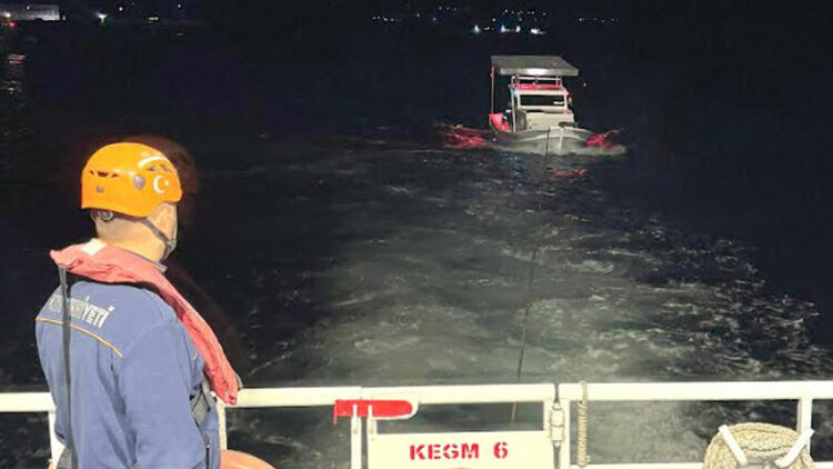 Çanakkale Boğazı'nda sürüklenen tekne kurtarıldı, 2 kişinin bulunduğu tekne Lapseki'ye yanaştırıldı