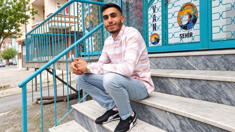Kamyonet aydınlatma direğine çarptı; 1 ölü, 1 yaralı