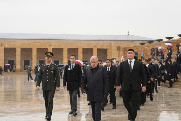 Ümit Özdağ, gençlik kolları başkanlarıyla Anıtkabir'i ziyaret etti