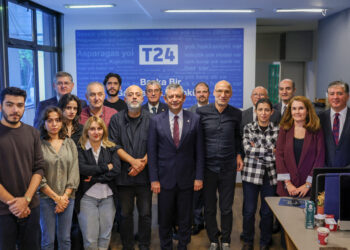 Kapatma kararı verilen T24’e Özgür Özel’den dayanışma ziyareti